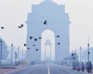Severe smog, biting cold grip Delhi