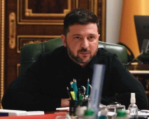 Ukraine: Army chief visits besieged city as Zelenskyy confronts graft scandal