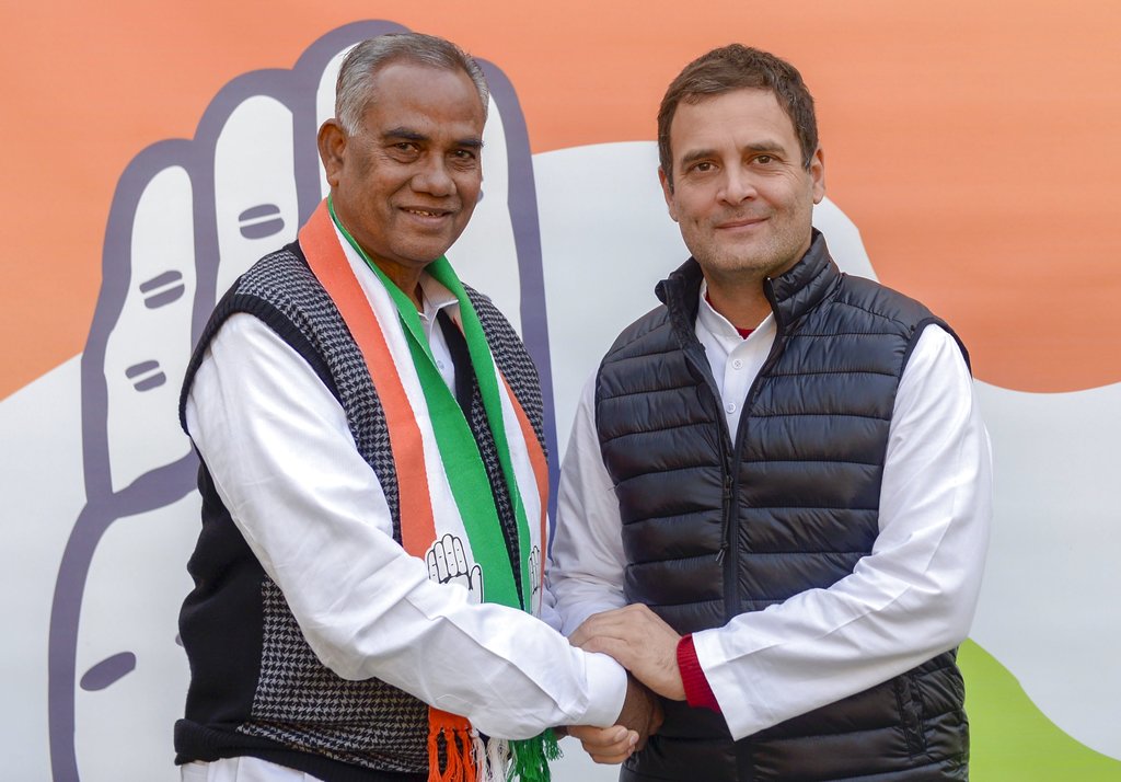 Congress President Rahul Gandhi shakes hands with former Janata Dal (United) Jharkhand President Jaleshwar Mahato as he joins Congress party, in New Delhi - PTI