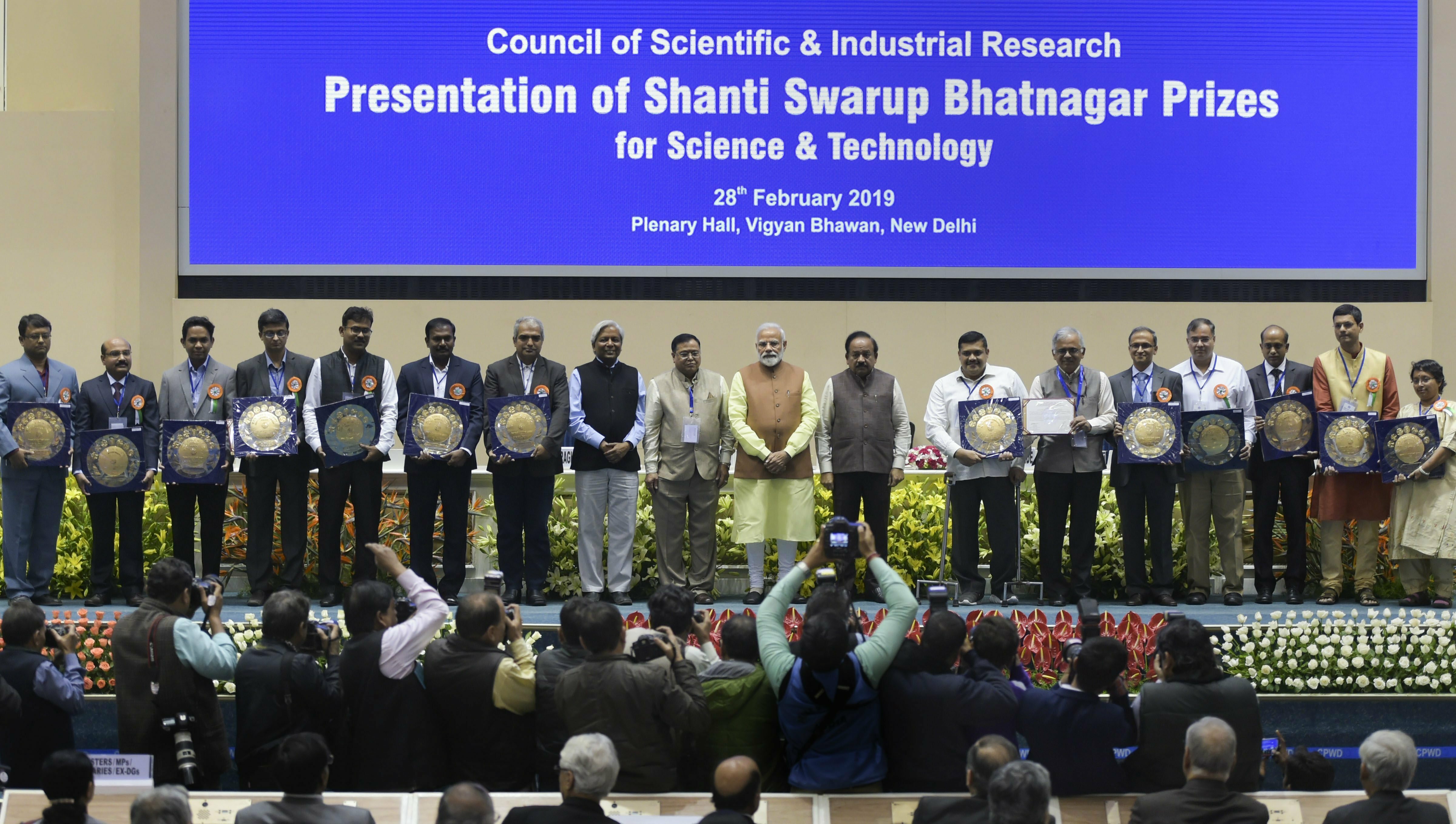 Prime Minister Narendra Modi in a group photograph with the recipients of the CSIR's Shanti Swarup Bhatnagar Prize for the year 2018 at the award ceremony in New Delhi - PTI