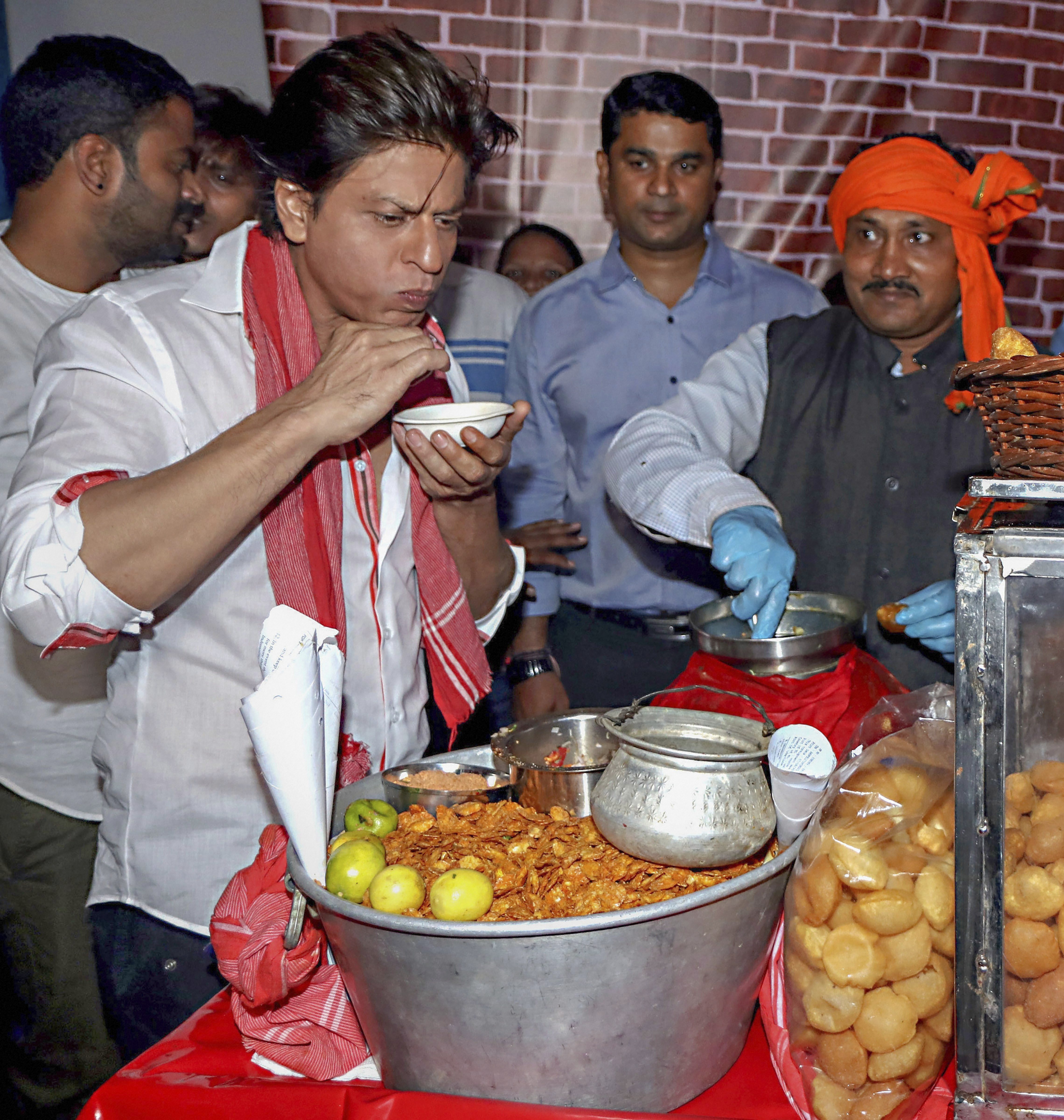 Bollywood actor Shah Rukh Khan enjoys 'golgappe' during trailer launch of their upcoming film Zero in Mumbai - PTI