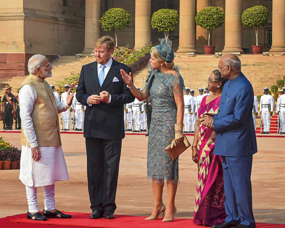 President Ram Nath Kovind along with his wife Savita Kovind, Prime Minister Narendra Modi, Netherlands King Willem-Alexander and Queen Maxima during a ceremonial reception at Rashtrapati Bhavan in New Delhi - PTI