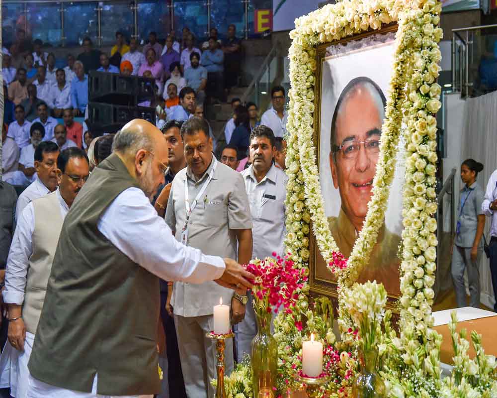 Home Minister Amit Shah pays tribute to former Union minister late Arun Jaitley, during a condolence meeting at Talkatora Stadium in New Delhi - PTI