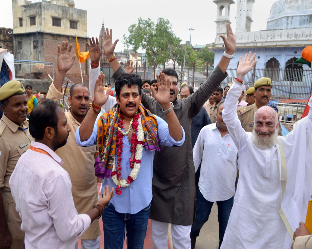 Gorakhpur MP Ravi Kishan visits Kashi Vishwanath Temple after winning Lok Sabha elections, in Gorakhpur - PTI