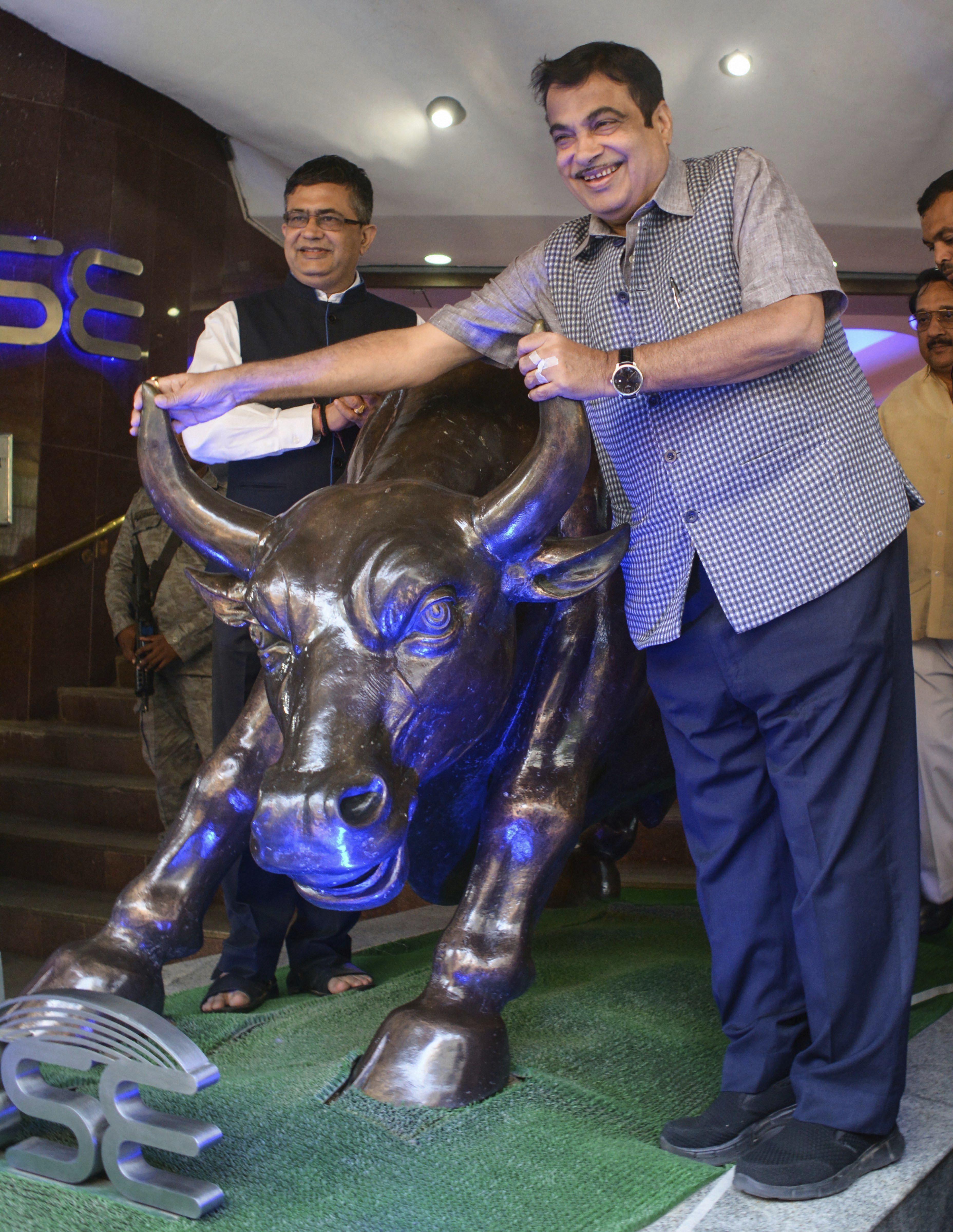 Union Minister of Road Transport and Highways Nitin Gadkari with BSE President Ashish Kumar Chauhan at Bombay Stock Exchange (BSE), in Mumbai - PTI