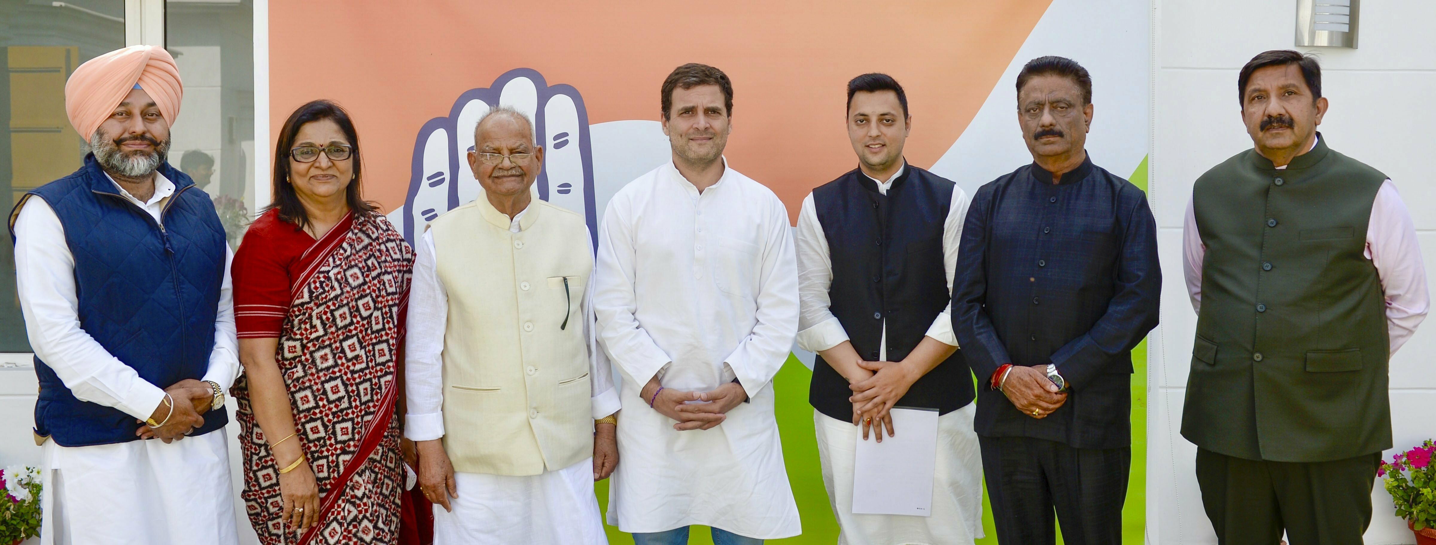 Congress President Rahul Gandhi poses for a photograph with former union telecom minister Sukh Ram and his grandson Aashray Sharma after the two joined Congress Party, in New Delhi - PTI