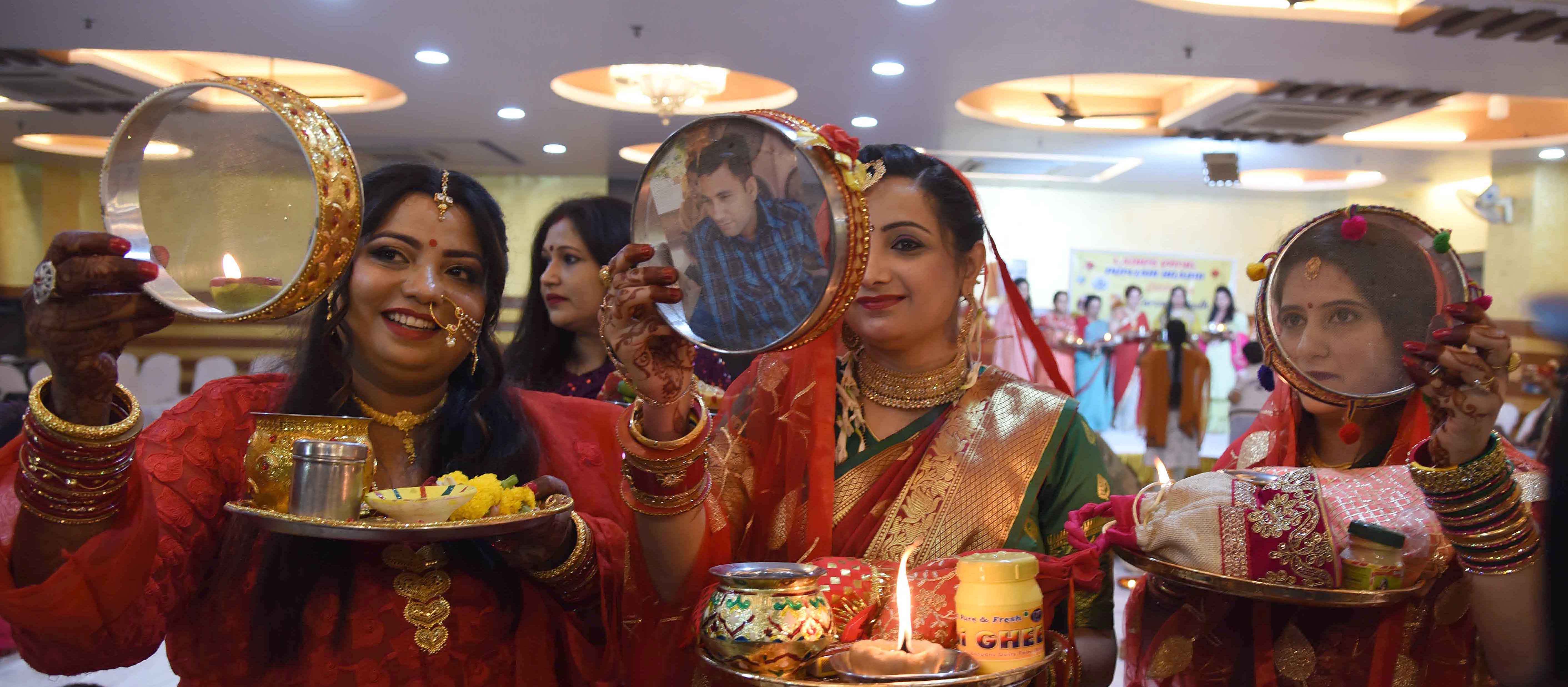 Married women perform rituals on the occasion of Karwa Chauth in Patna - IANS