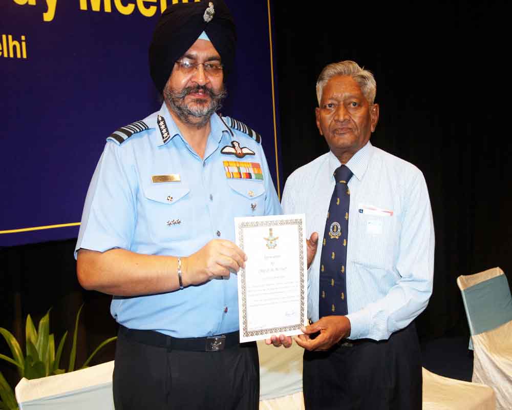 Air Chief Marshal BS Dhanoa presents a certificate to Ex sgt K Saleem Mohideem on the occasion of Annual Day of Air Force Association - PTI