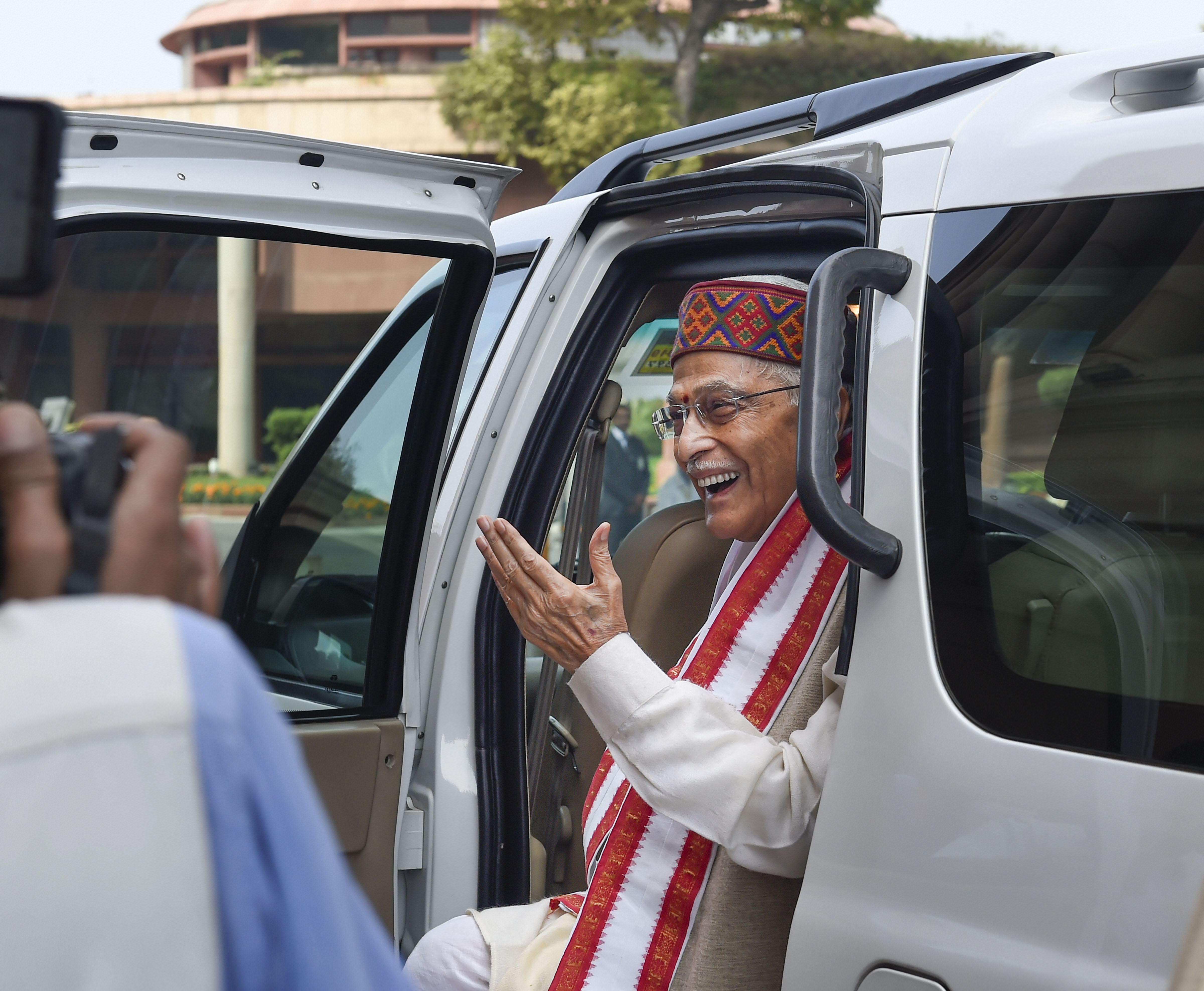 Senior BJP leader Murli Manohar Joshi shares a light moment as he arrives on the first day of the Winter Session of Parliament - pti