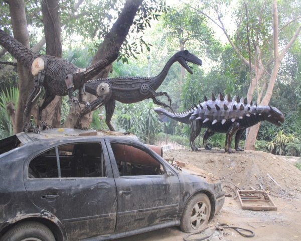 The sculptures of dinosaurs made from uncycled metal at Waste-to-Wonder Park, Sarai Kale Khan. By RANJAN DIMRI/THE PIONEER